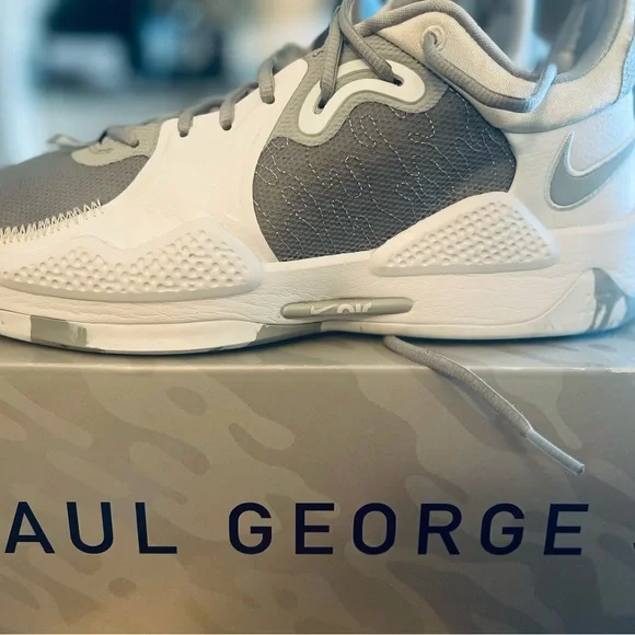 Nike Gray and White Athletic Shoes with Modern Design - Picture 2 of 7